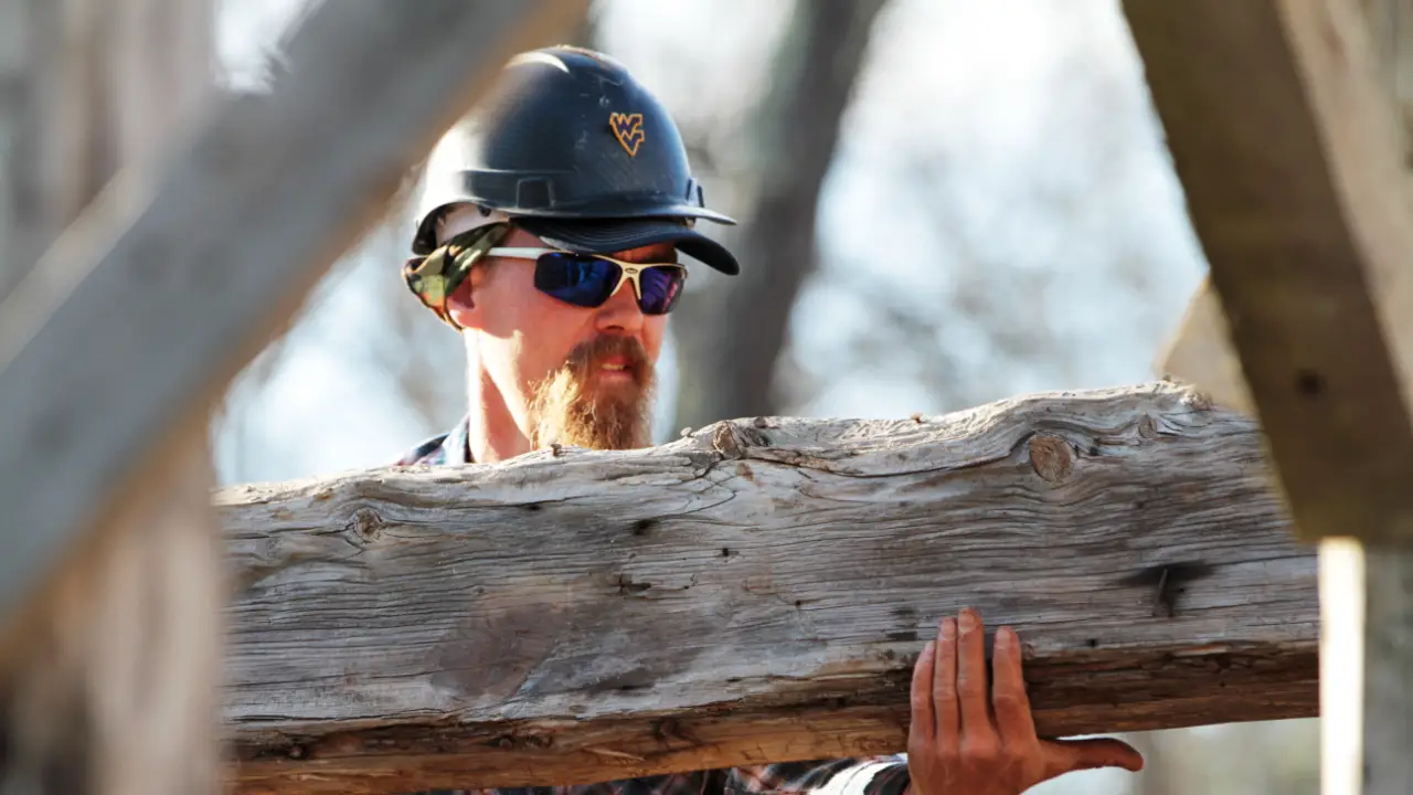 Discovery Channel - Barnwood Builders 